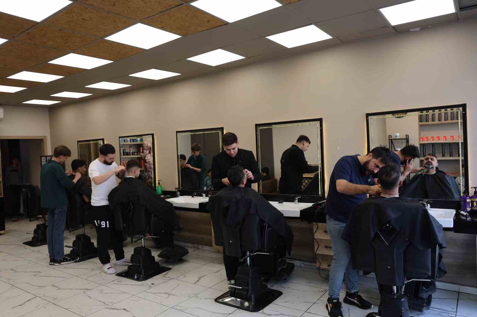 Müşteriler tıraşı son güne bıraktı: Berberler yoğunluktan randevu sistemine geçti
