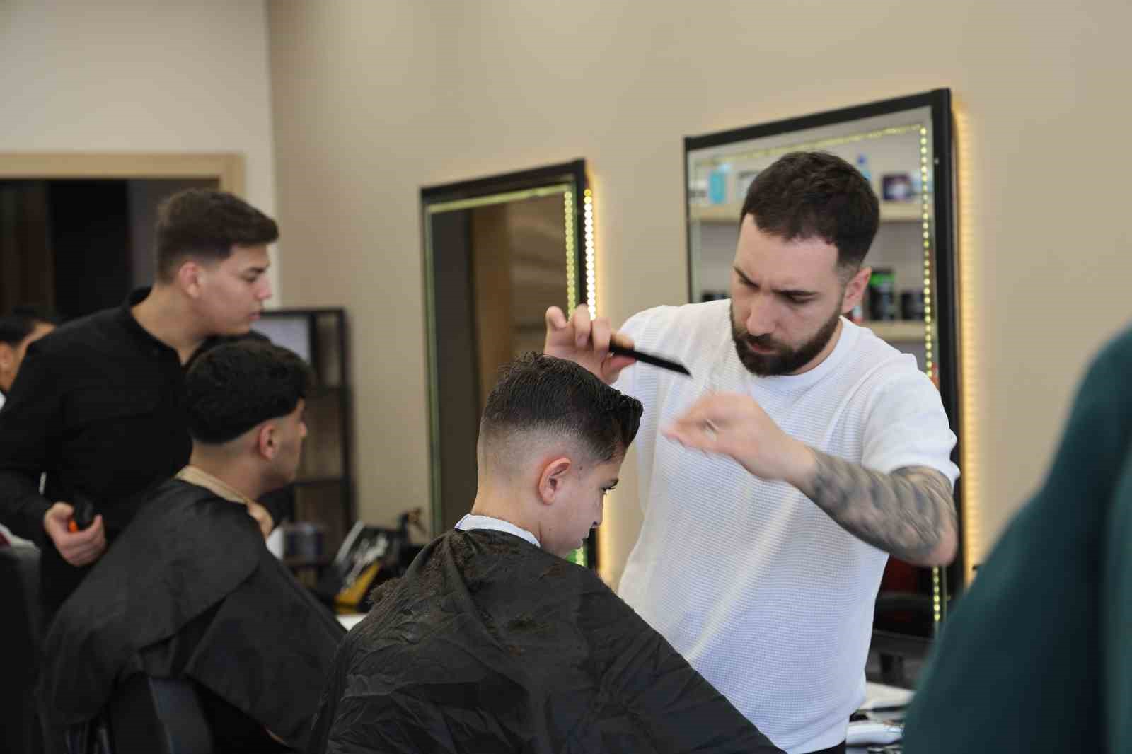 Müşteriler tıraşı son güne bıraktı: Berberler yoğunluktan randevu sistemine geçti
