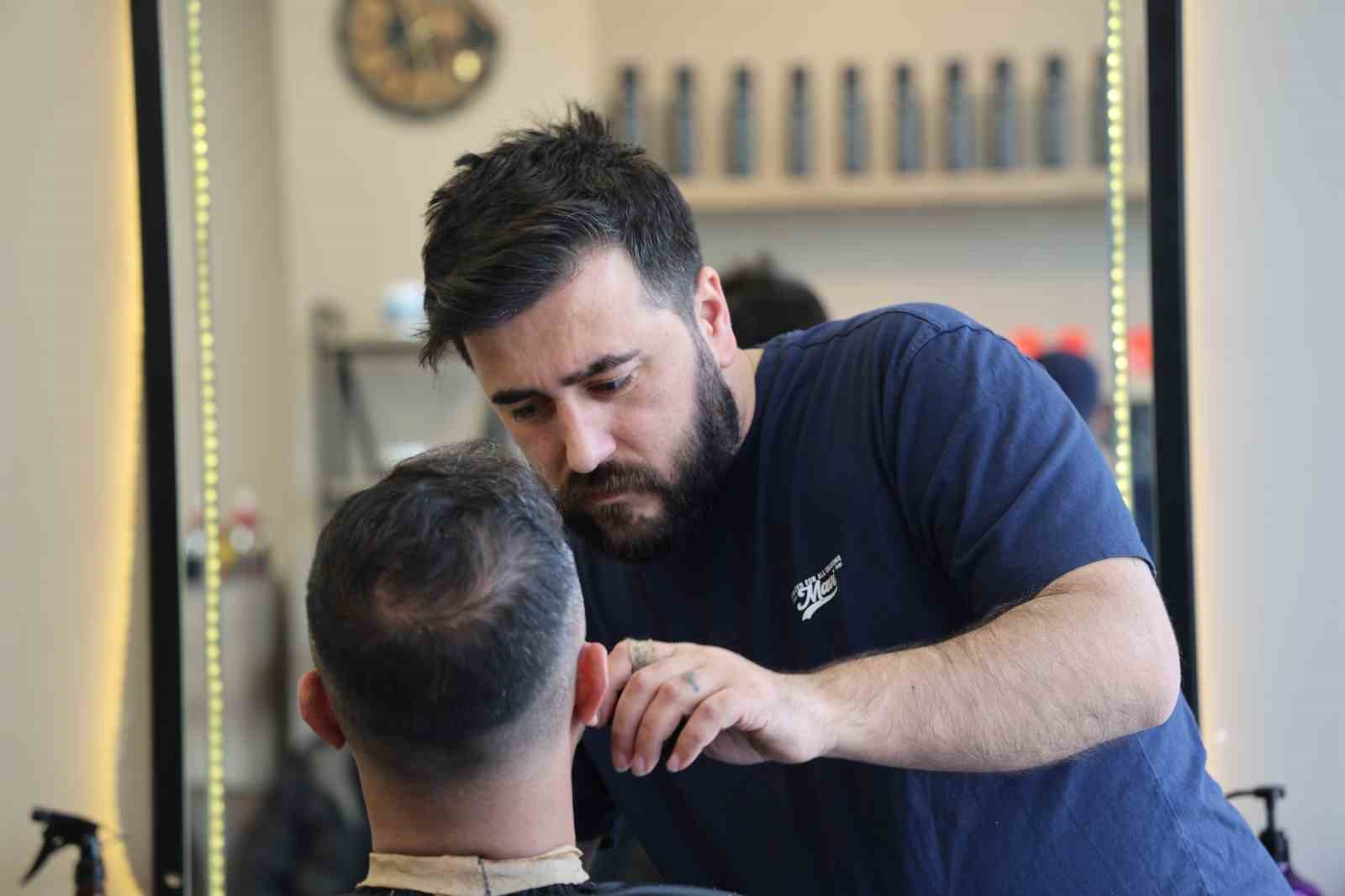 Müşteriler tıraşı son güne bıraktı: Berberler yoğunluktan randevu sistemine geçti
