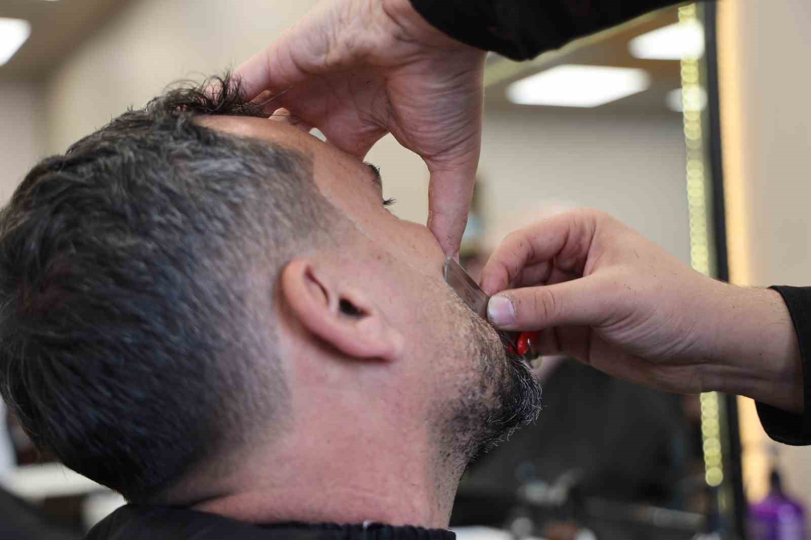 Müşteriler tıraşı son güne bıraktı: Berberler yoğunluktan randevu sistemine geçti
