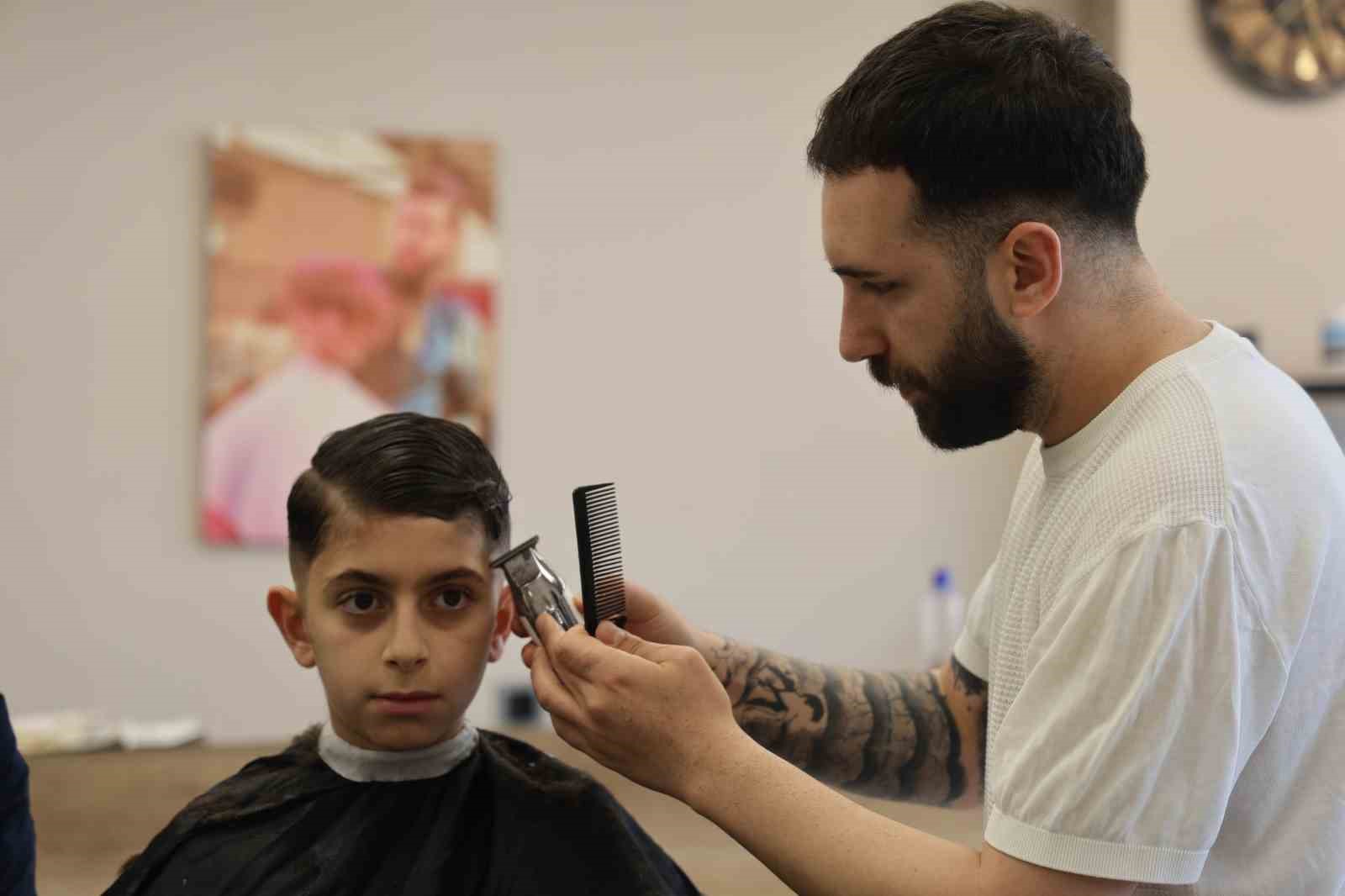 Müşteriler tıraşı son güne bıraktı: Berberler yoğunluktan randevu sistemine geçti
