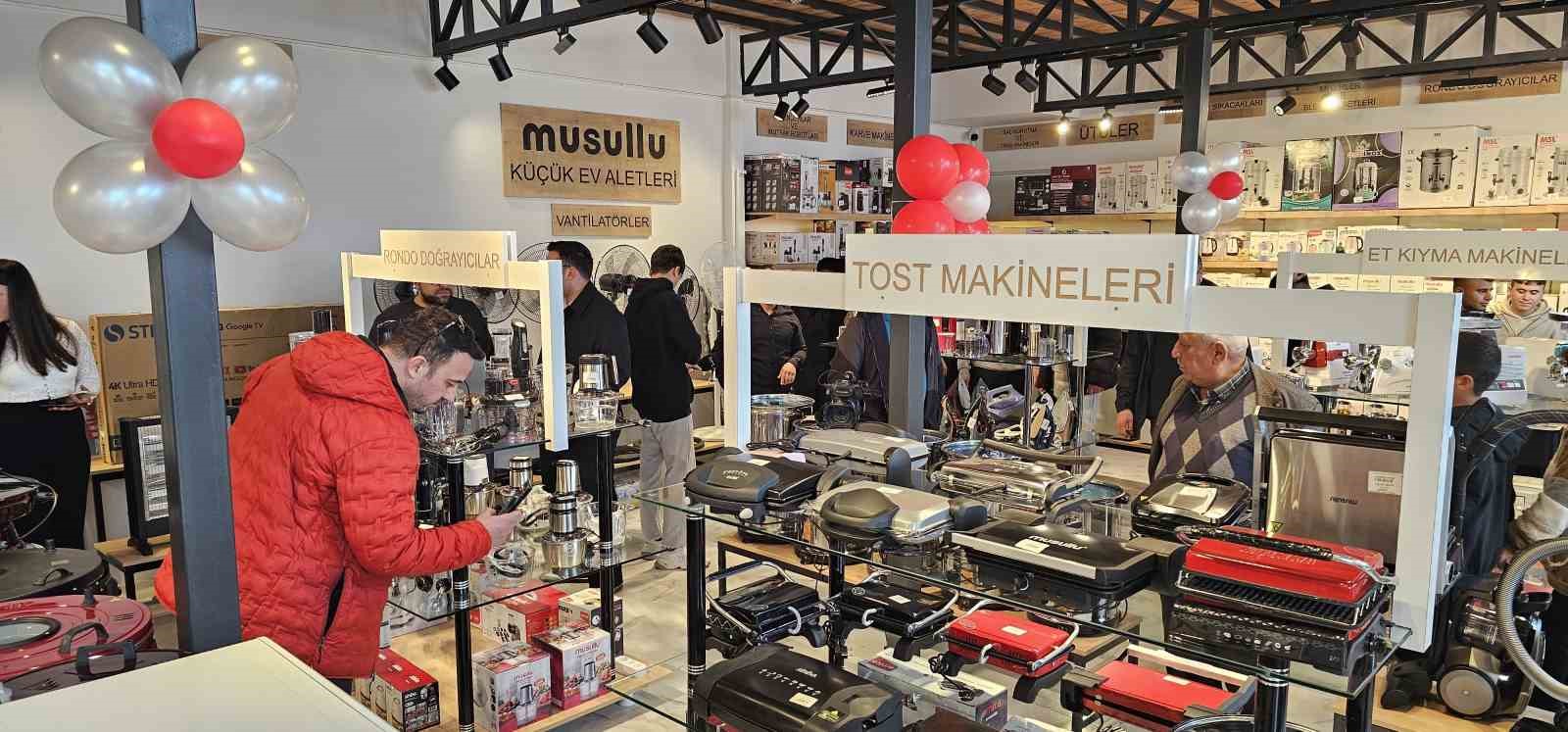 Musullu’nun Antakya’daki yeni şubesi açıldı: Kurdele işçilerle birlikte kesildi
