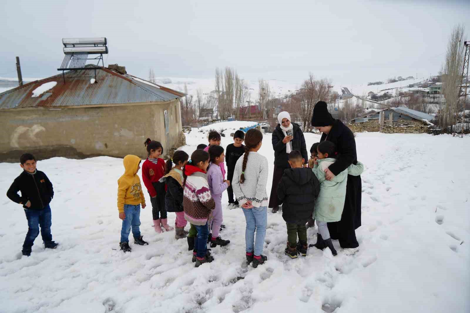 Muş’un ücra köylerindeki bin çocuğa bayram sevinci
