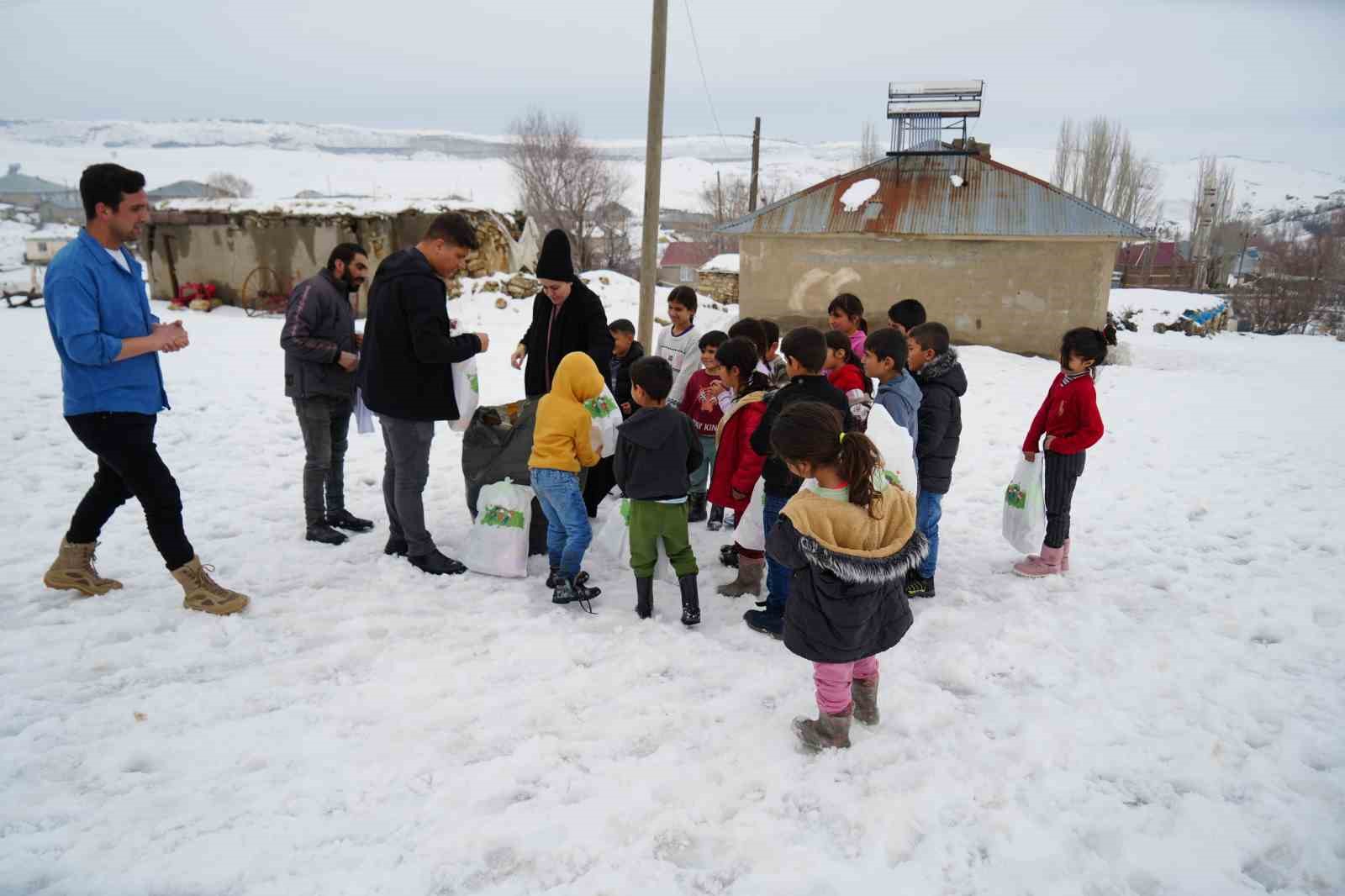Muş’un ücra köylerindeki bin çocuğa bayram sevinci
