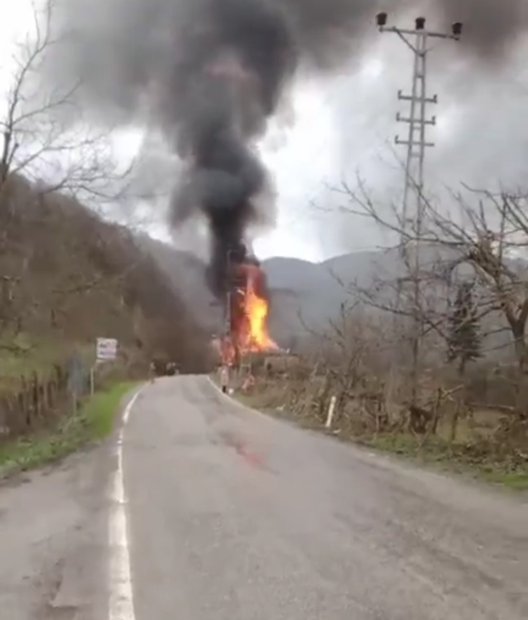 Mutfak tüpünden çıkan yangınla ev küle döndü
