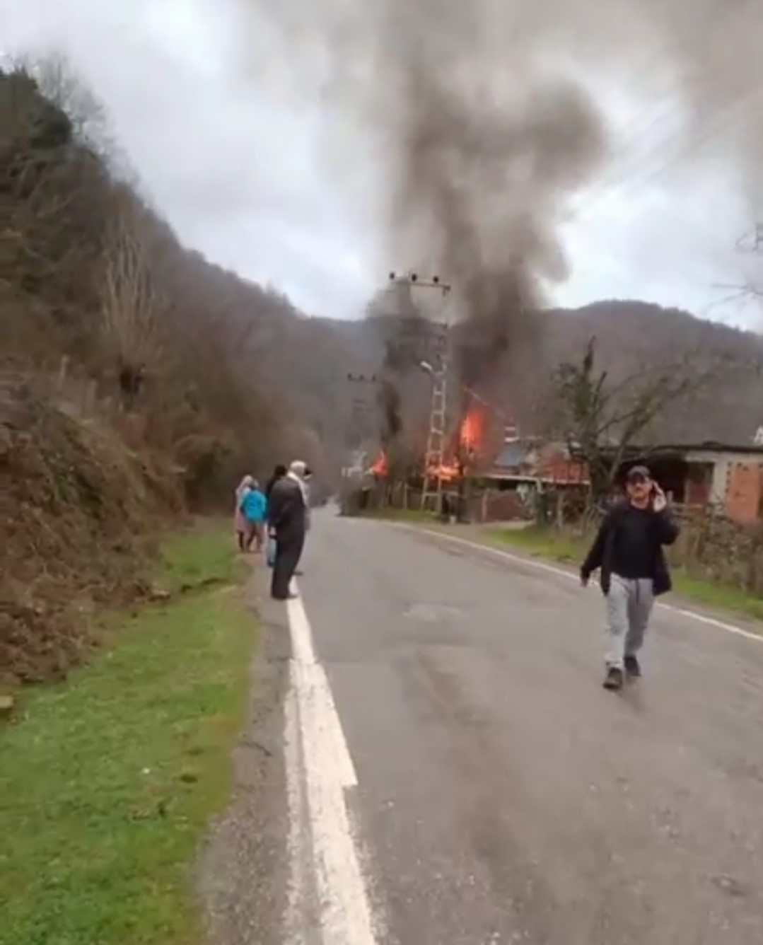 Mutfak tüpünden çıkan yangınla ev küle döndü
