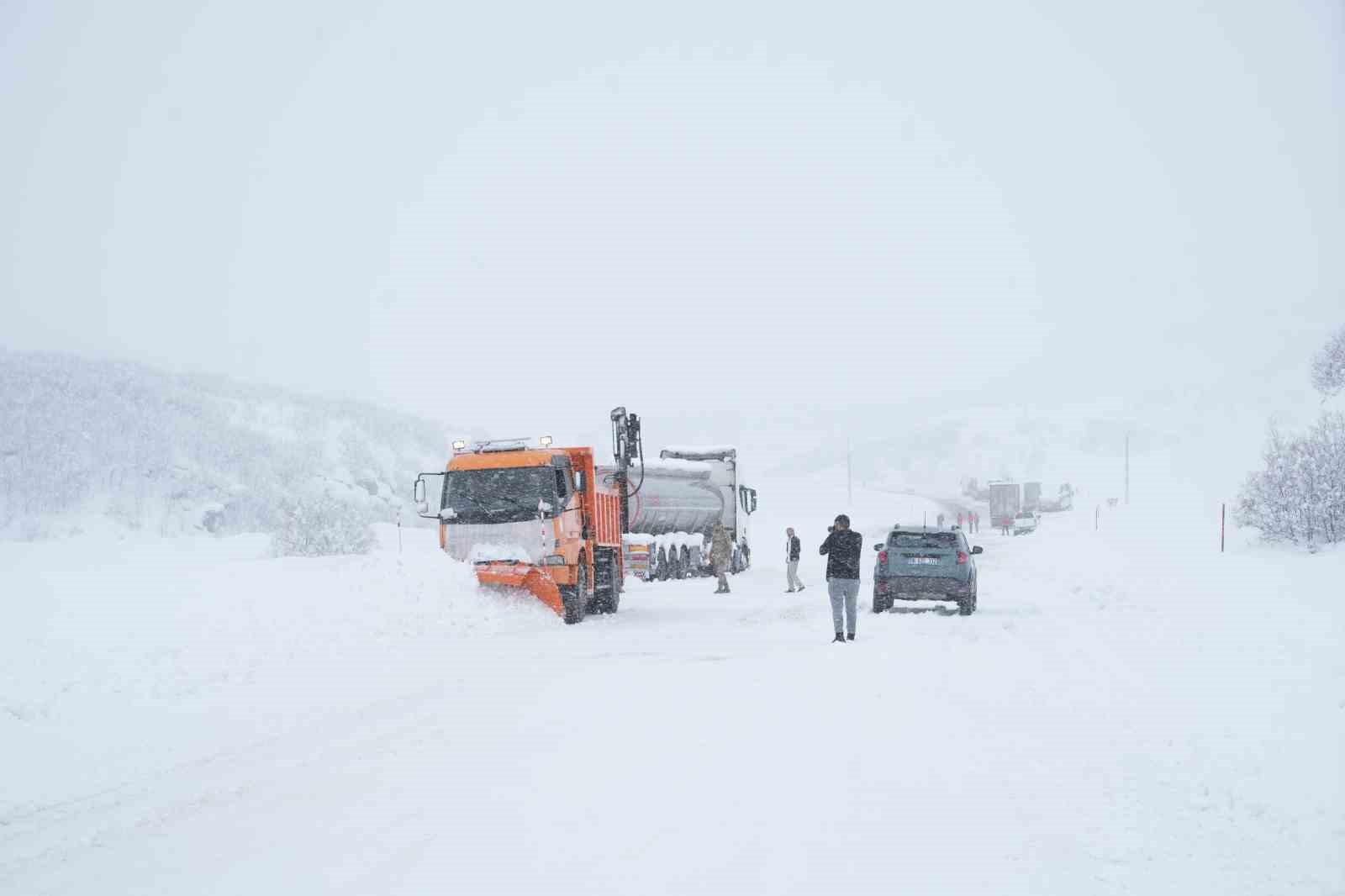 Mutki ve Kulp kara yolları kar ve tipi nedeniyle ulaşıma kapatıldı
