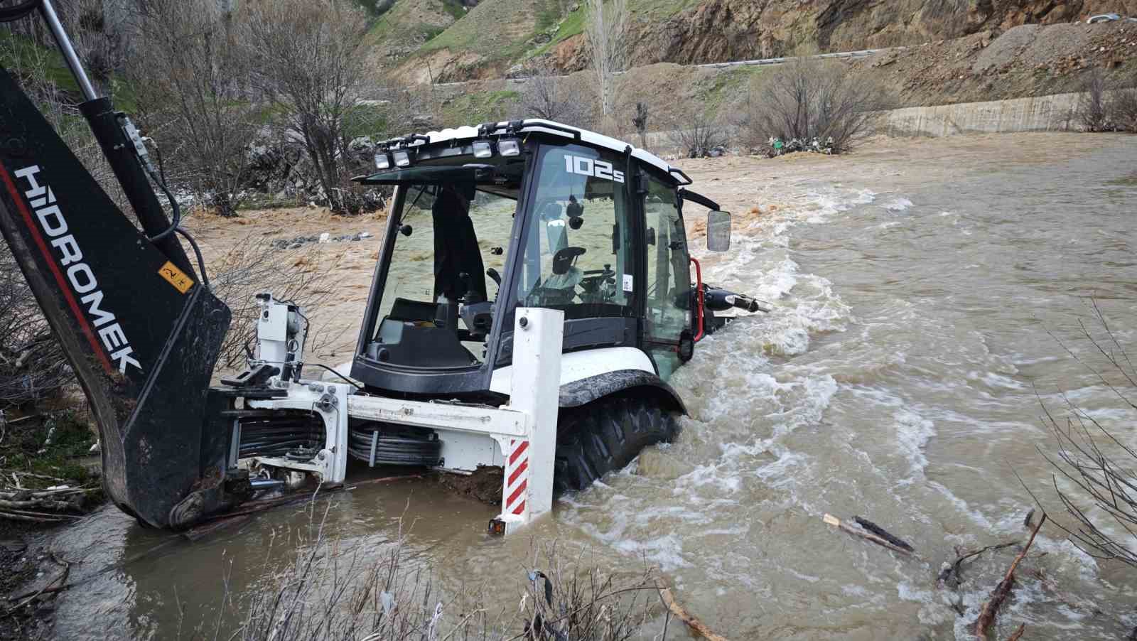 Mutki’de dereye kapılan kepçe kurtarıldı
