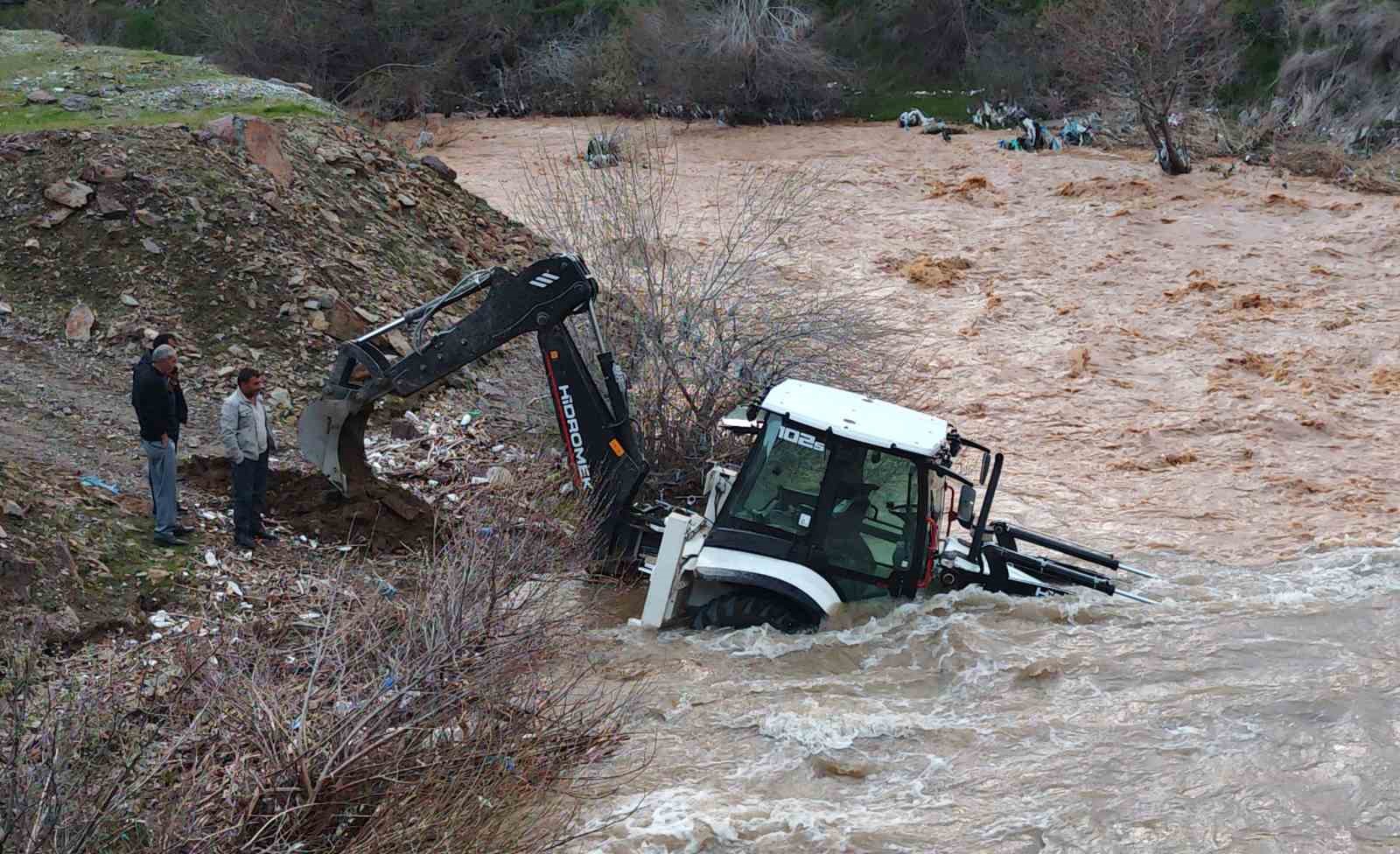 Mutki’de dereye kapılan kepçe kurtarıldı
