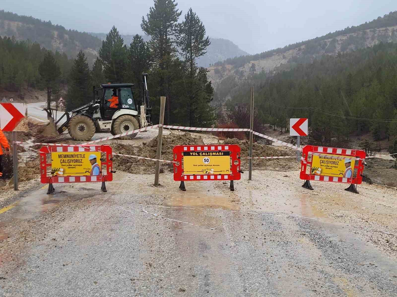Mut’ta aşırı yağış nedeniyle Çivi Mahallesi, Söğütözü yayla yolu ulaşıma kapandı
