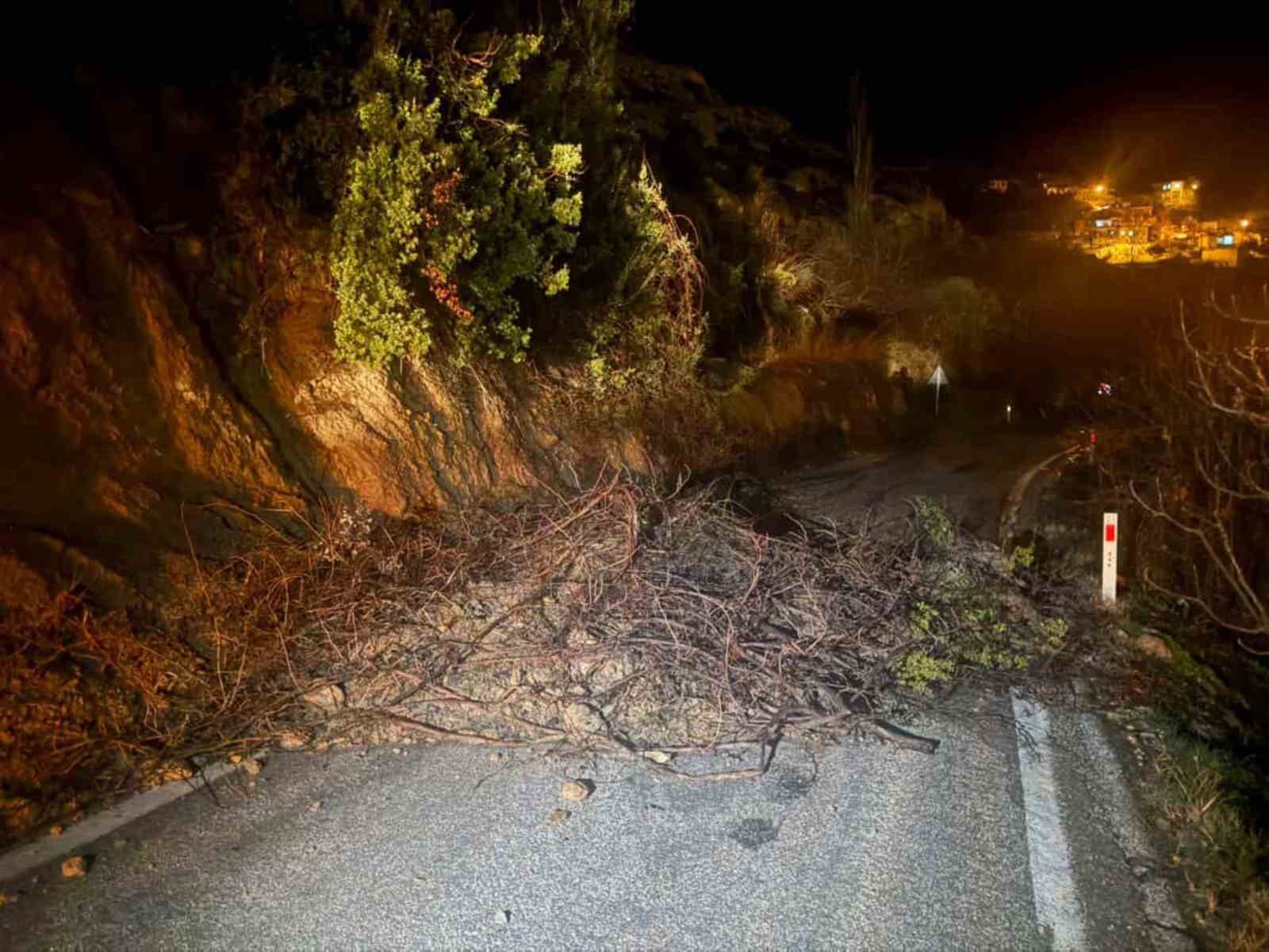 Mut’ta aşırı yağış nedeniyle kapanan yol ulaşıma açıldı
