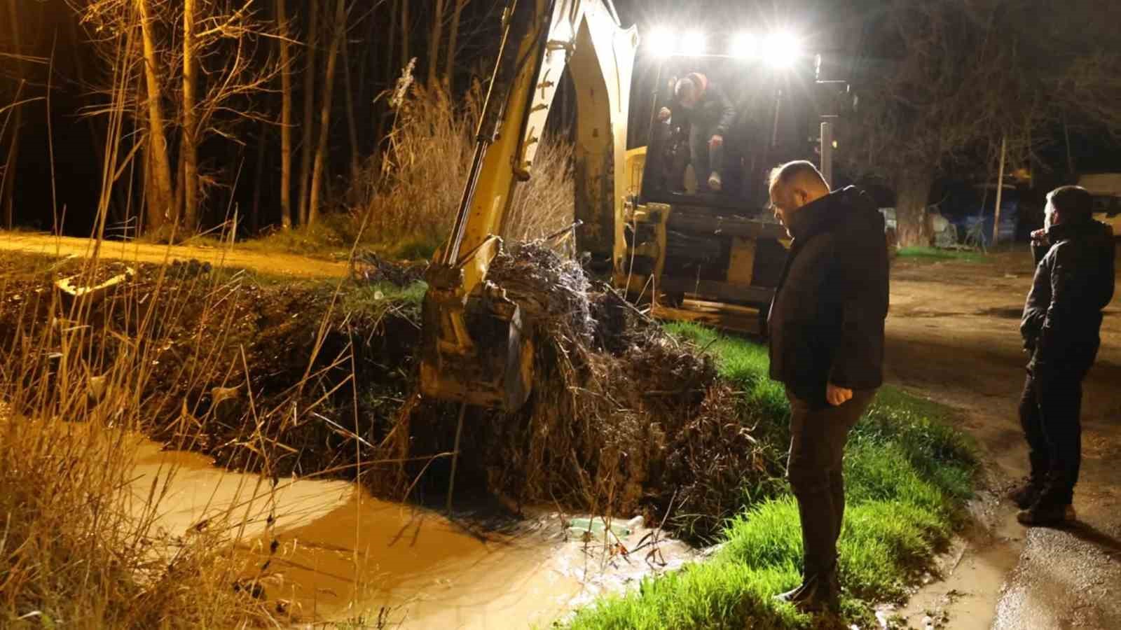 Mut’ta aşırı yağış nedeniyle kapanan yol ulaşıma açıldı
