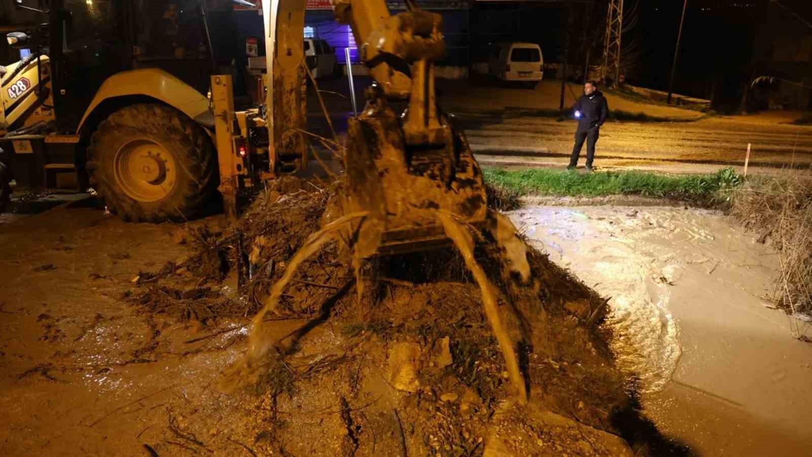 Mut’ta aşırı yağış nedeniyle kapanan yol ulaşıma açıldı
