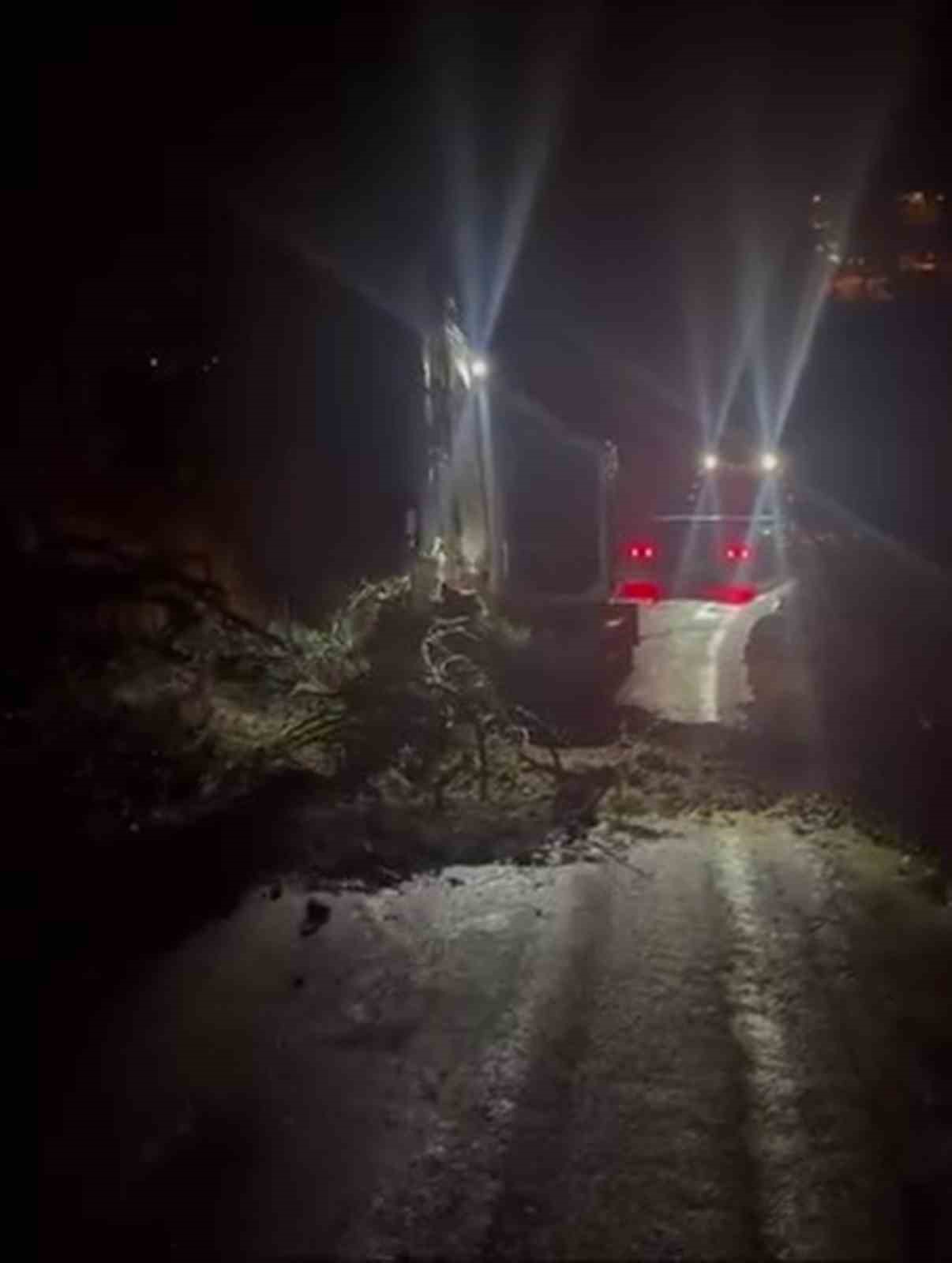 Mut’ta aşırı yağış nedeniyle kapanan yol ulaşıma açıldı
