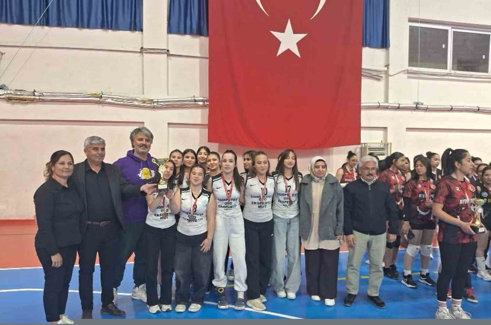 Mut’ta voleybol turnuvası düzenlendi
