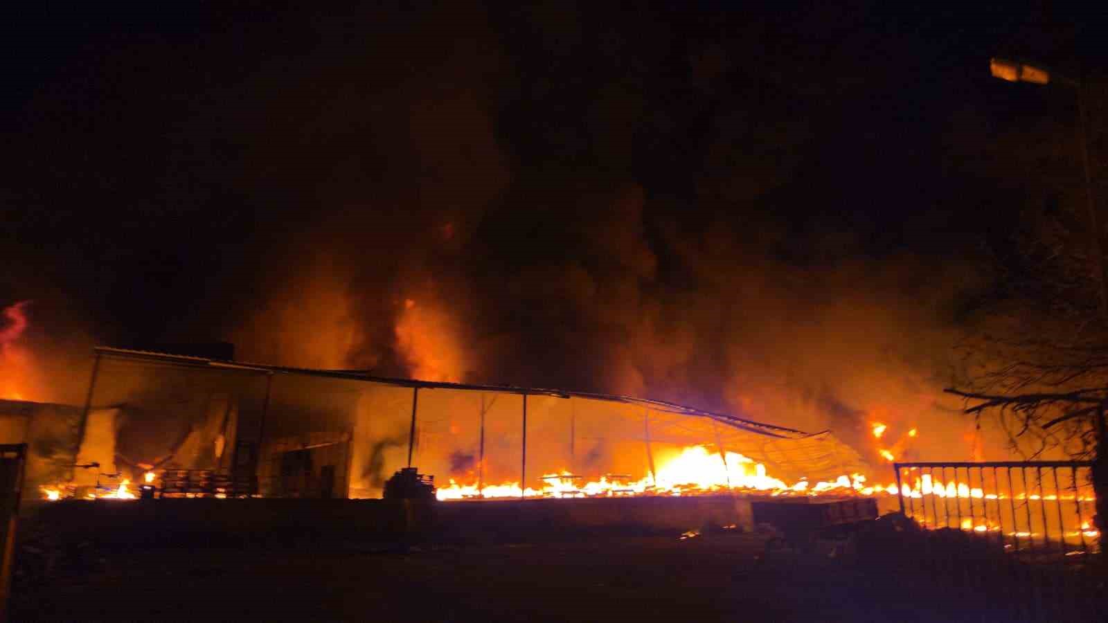 Muz deposu alevlere teslim oldu: 3 saatte kontrol altına alındı
