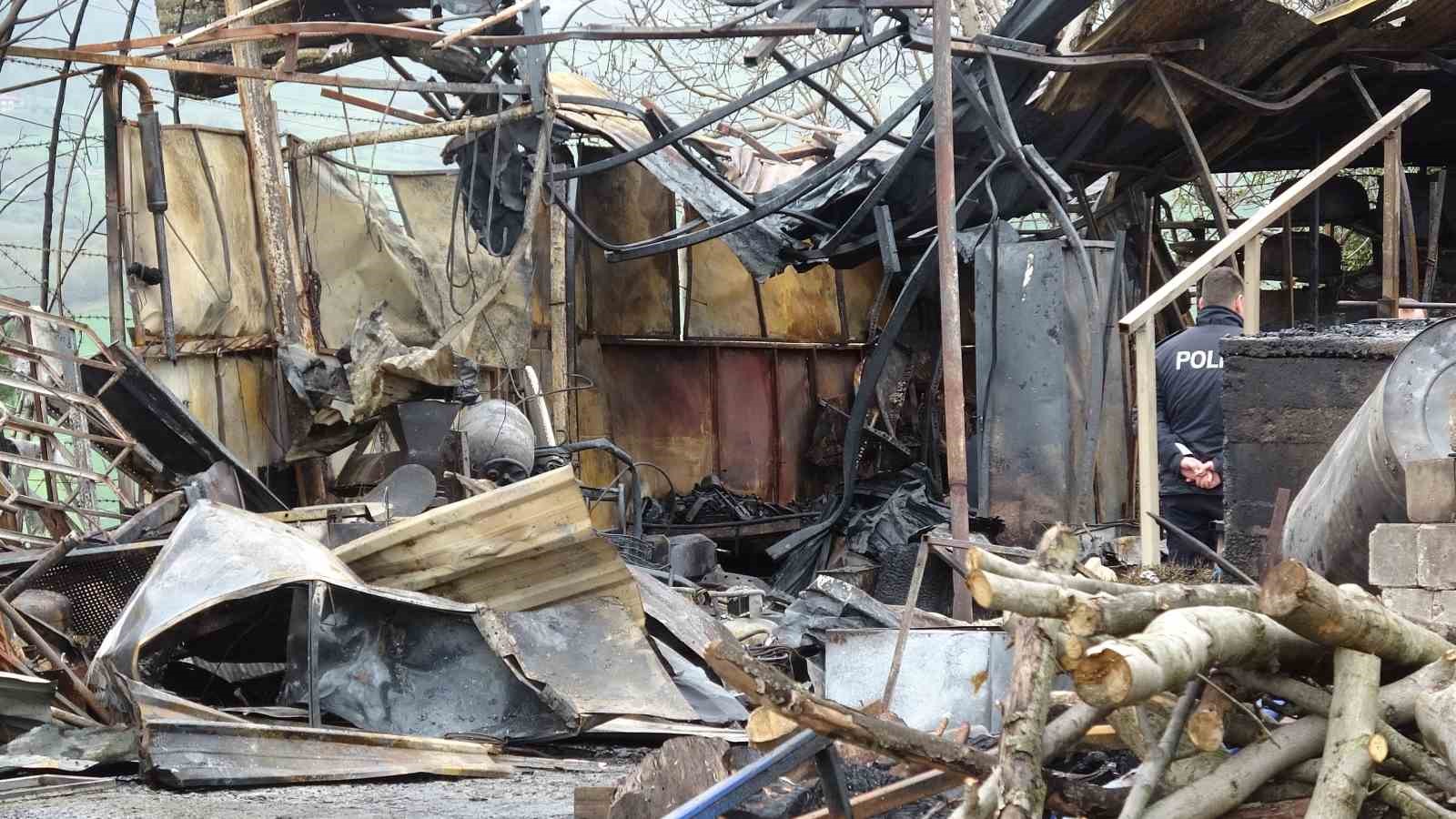 Muz deposundaki yangının zararı gün ağarınca ortaya çıktı
