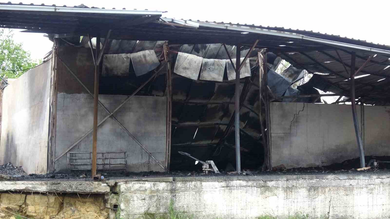 Muz deposundaki yangının zararı gün ağarınca ortaya çıktı

