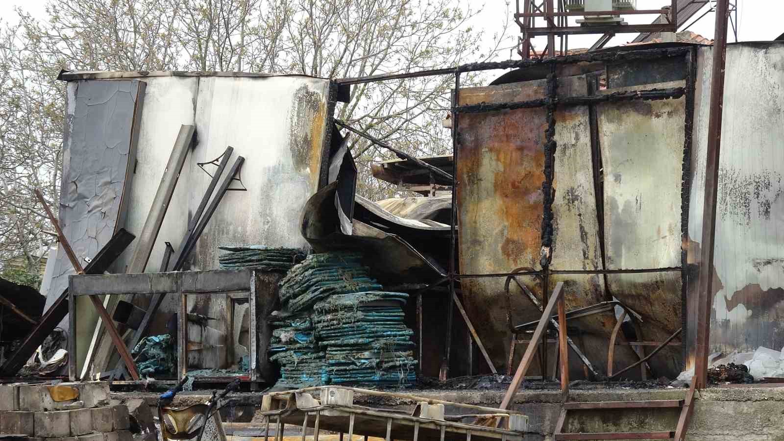 Muz deposundaki yangının zararı gün ağarınca ortaya çıktı
