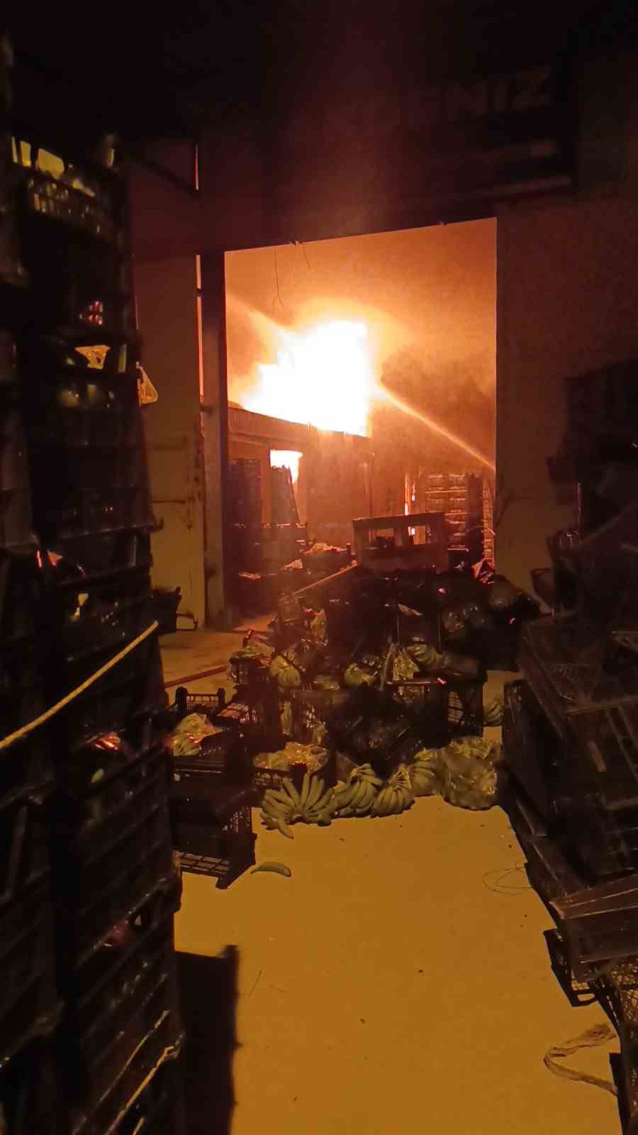 Muz paketleme tesisinde çıkan yangın korku dolu anlar yaşattı
