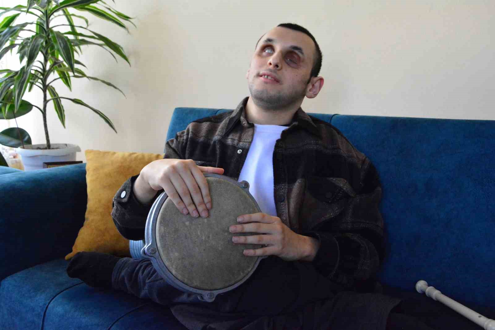 Müzik aşkı engellerini aştı: Çaldığı enstrümanlarla hayata tutunuyor
Müzik aşkı engellerini aştı: Çaldığı enstrümanlarla hayata tutunuyor