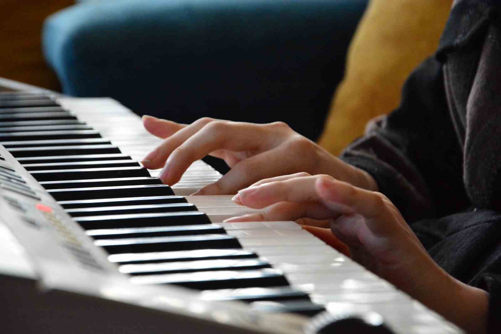 Müzik aşkı engellerini aştı: Çaldığı enstrümanlarla hayata tutunuyor
Müzik aşkı engellerini aştı: Çaldığı enstrümanlarla hayata tutunuyor