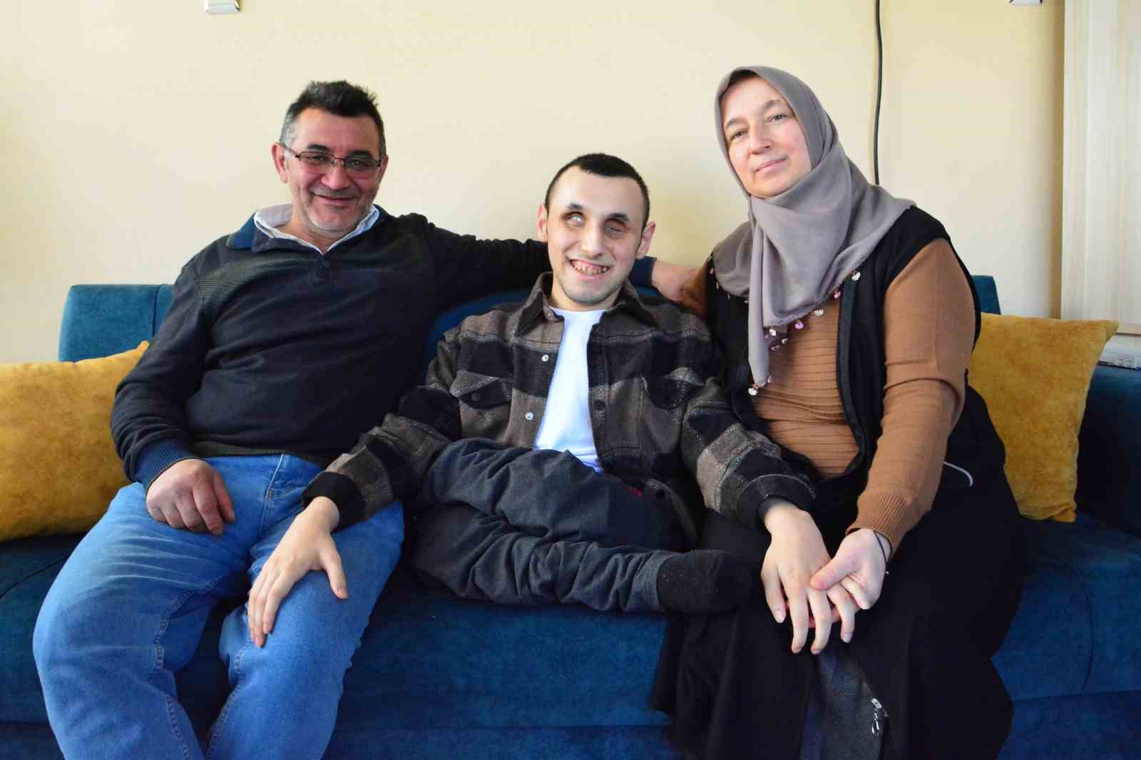 Müzik aşkı engellerini aştı: Çaldığı enstrümanlarla hayata tutunuyor
Müzik aşkı engellerini aştı: Çaldığı enstrümanlarla hayata tutunuyor