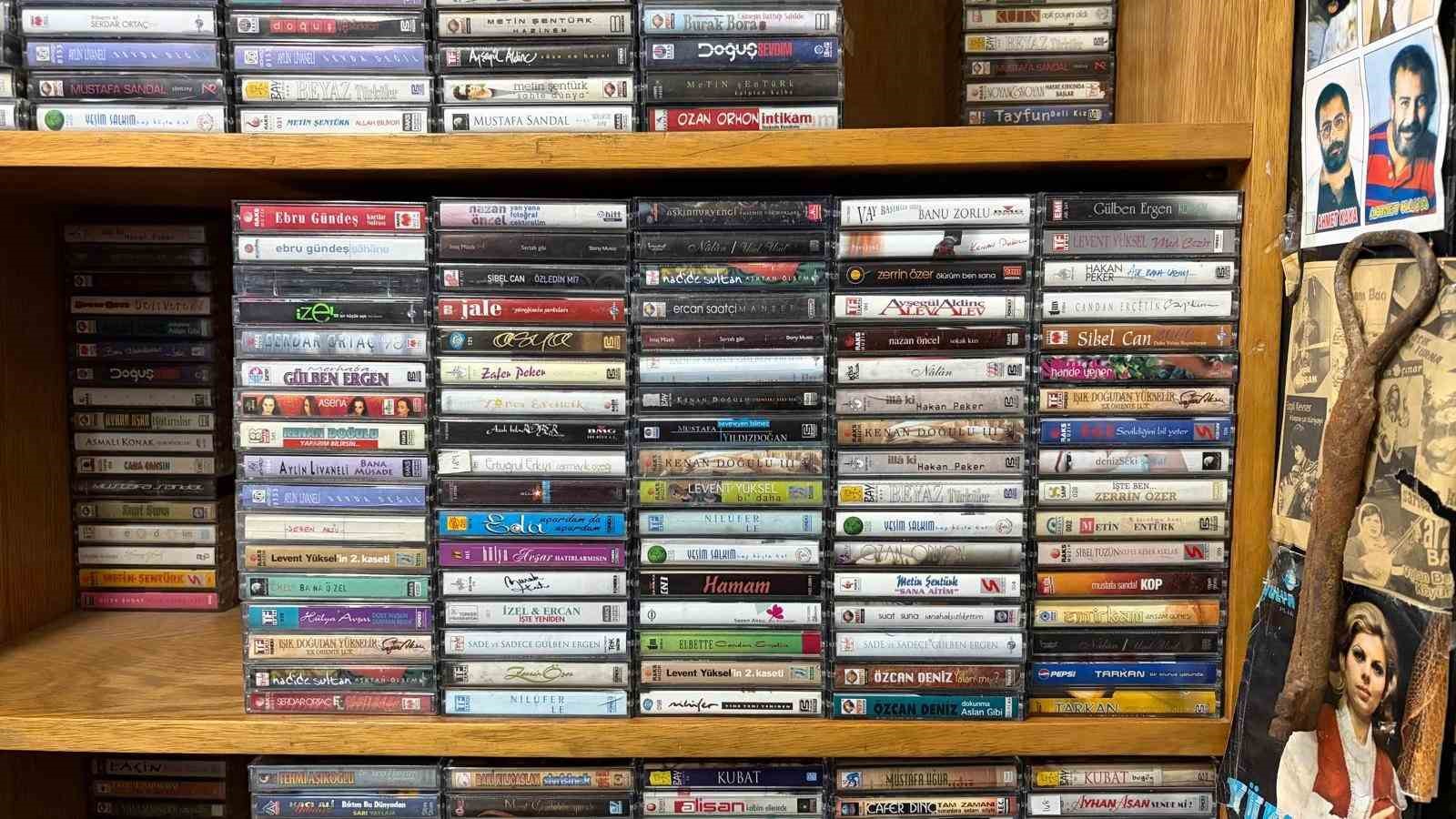 Müzik dünyasının geçmişine 20 yıldır topladığı plak ve kasetlerle ışık tutuyor
