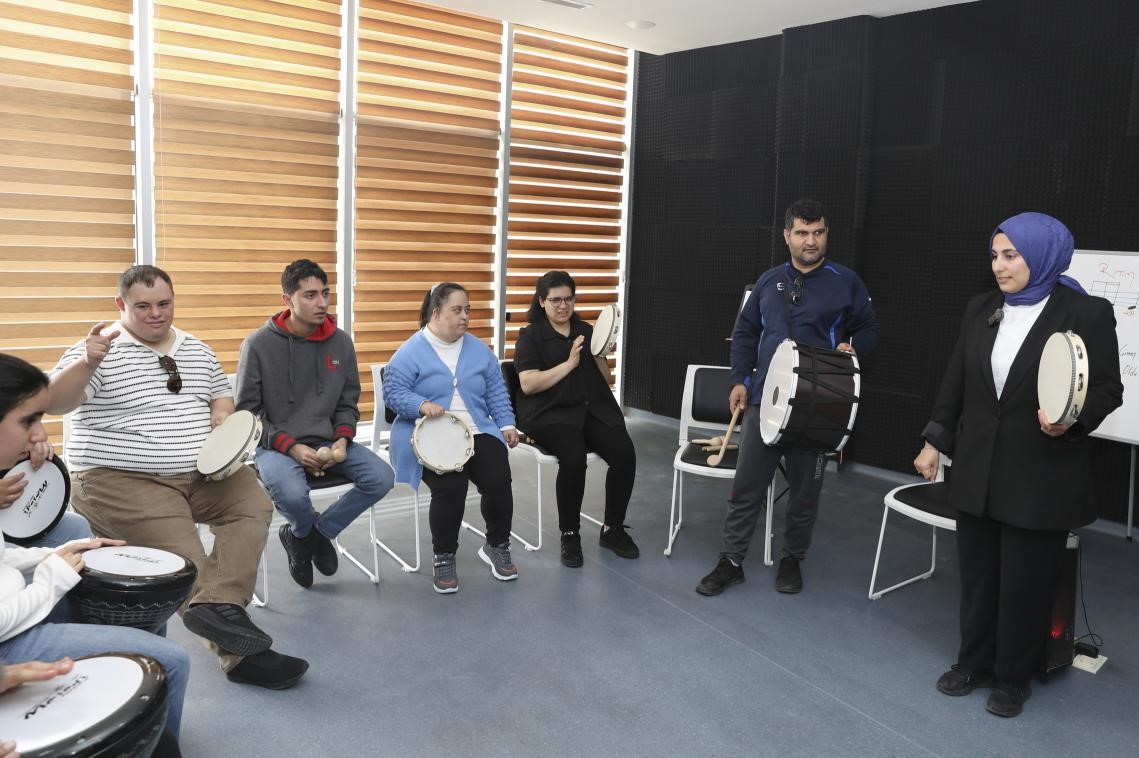 Müzikle engeller aşılıyor
