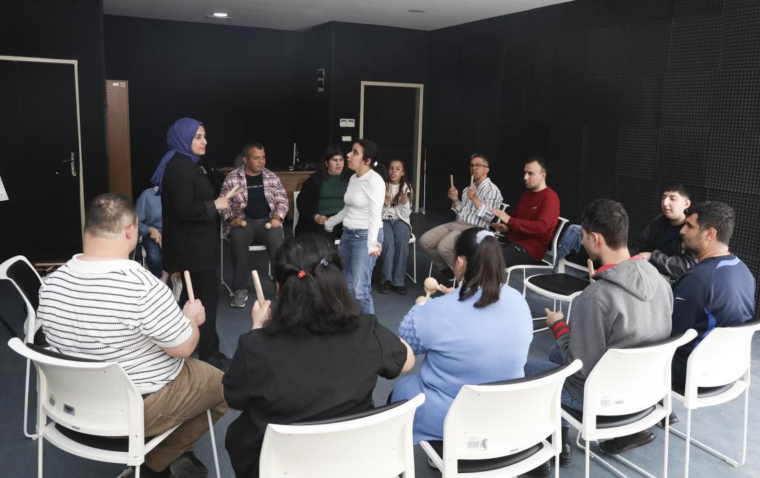 Müzikle engeller aşılıyor
