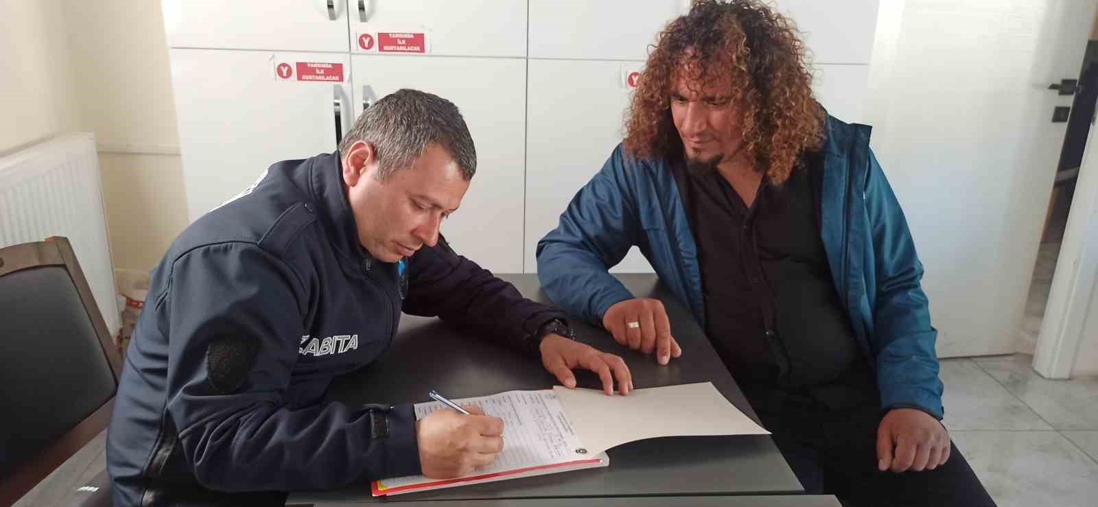 Müzisyen ATM’de unutulan 13 bin 100 lirayı zabıtaya teslim etti
