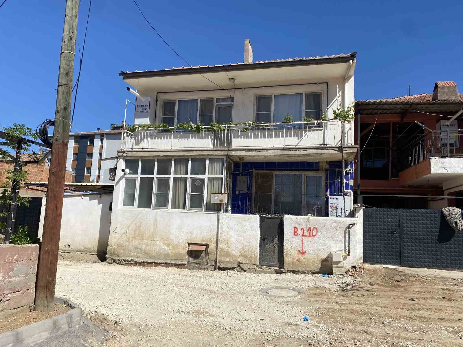 Namaz için uyandı, oğlunu banyoda ölü buldu
