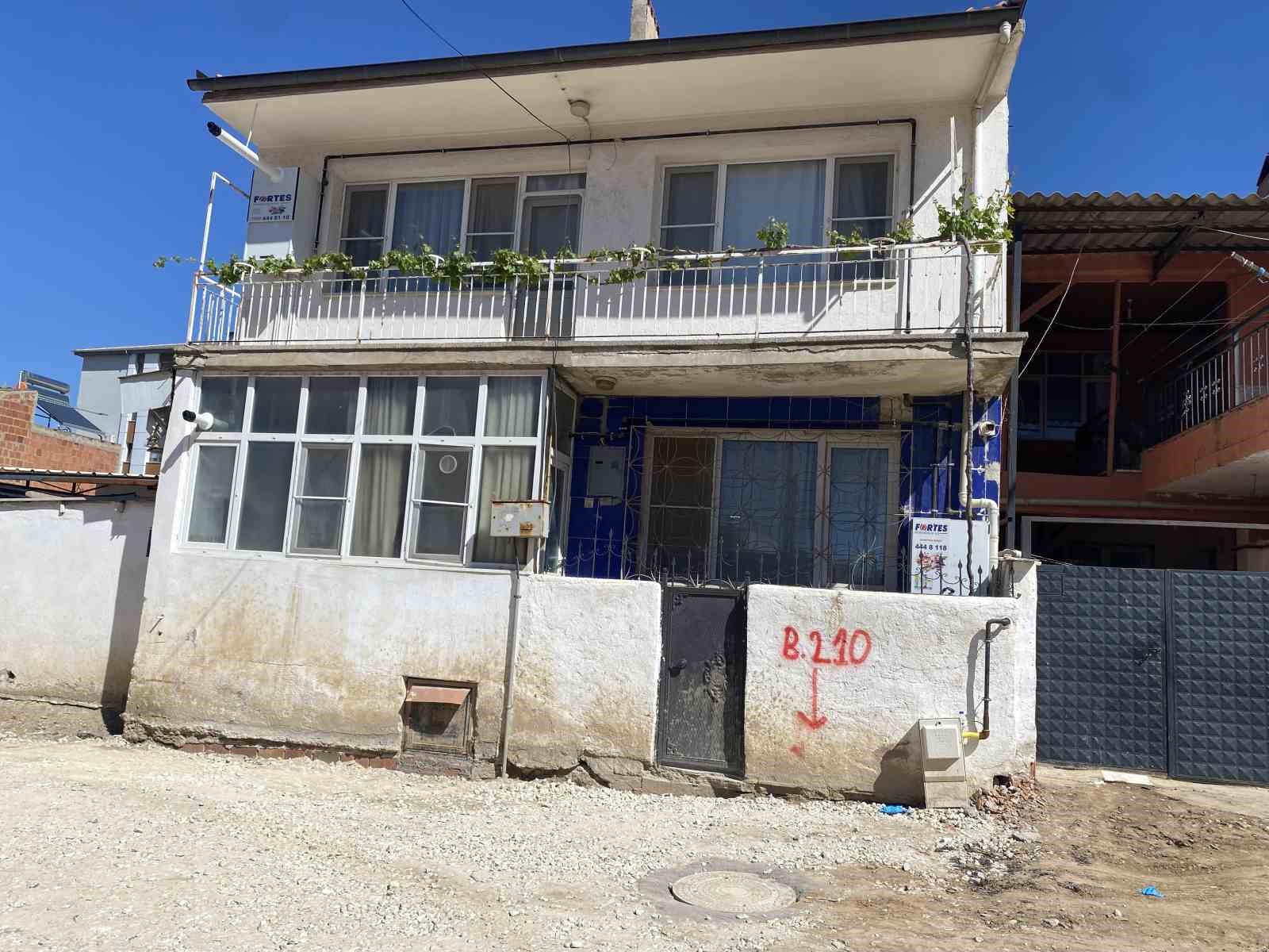 Namaz için uyandı, oğlunu banyoda ölü buldu
