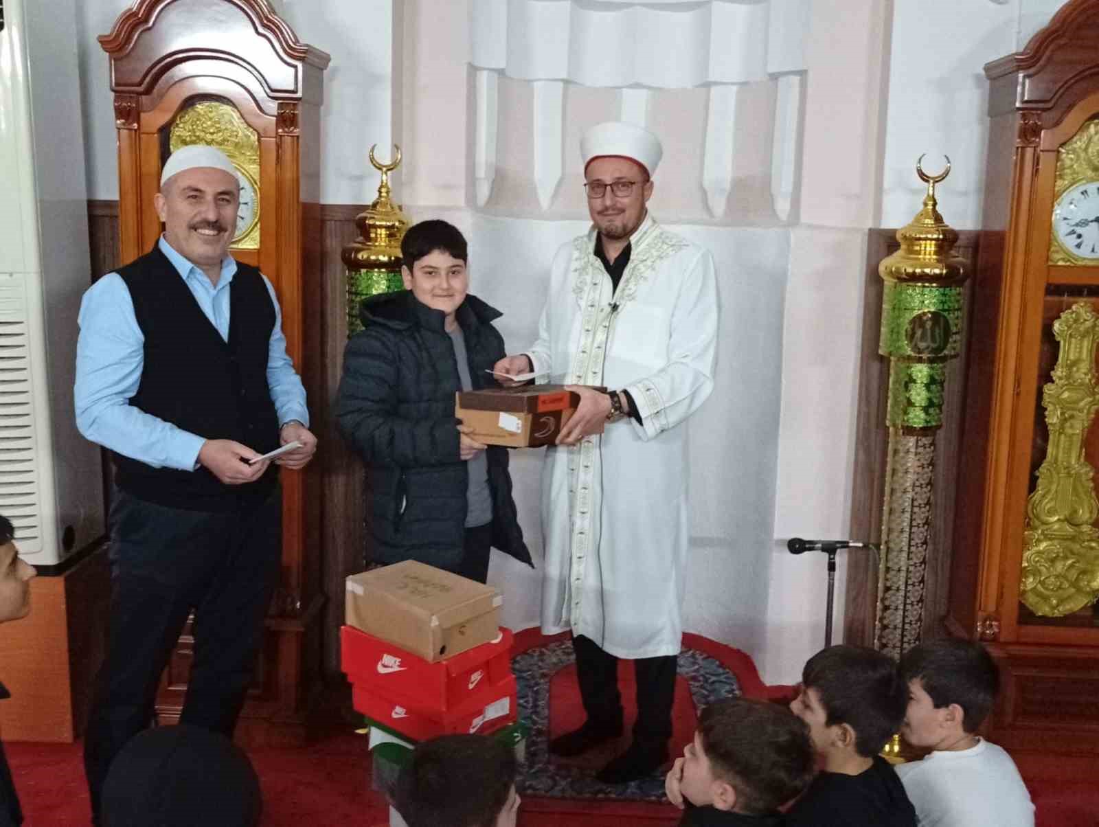 Namaza gelen çocuklar hediyeyle sevindirildi
