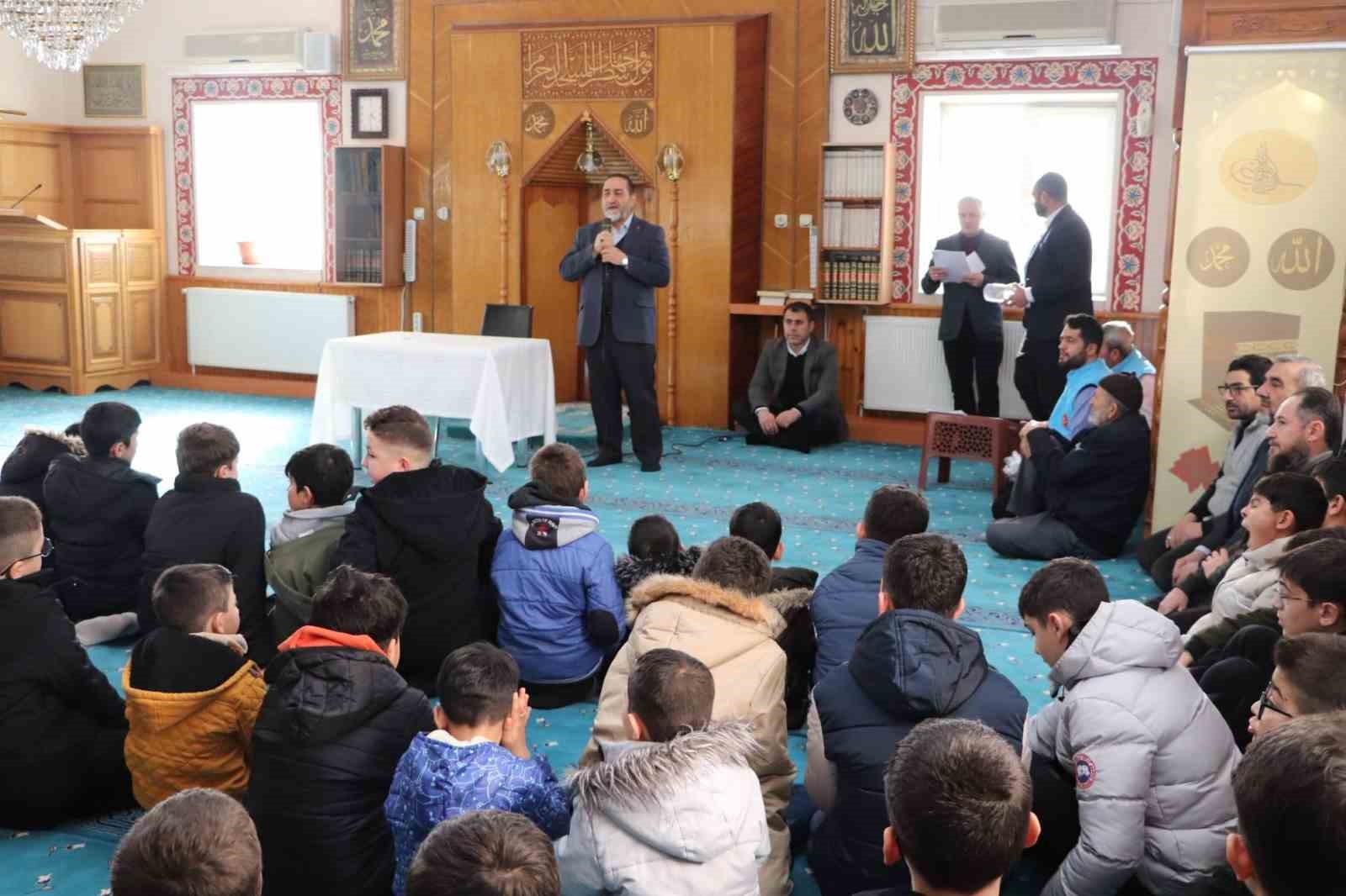 Namazını düzenli kılan öğrenciler ödüllendirildi
