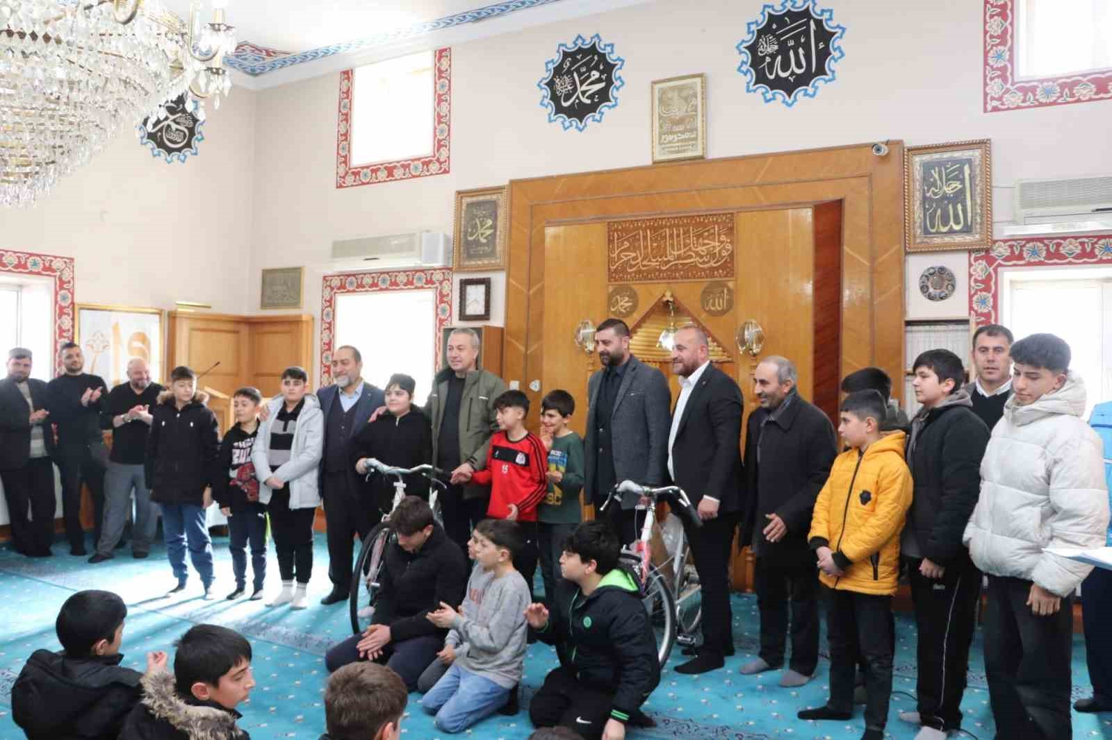 Namazını düzenli kılan öğrenciler ödüllendirildi
