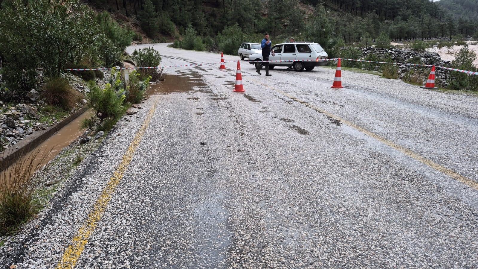 Namnam çayında su seviyesi yükseldi, yol çöktü
