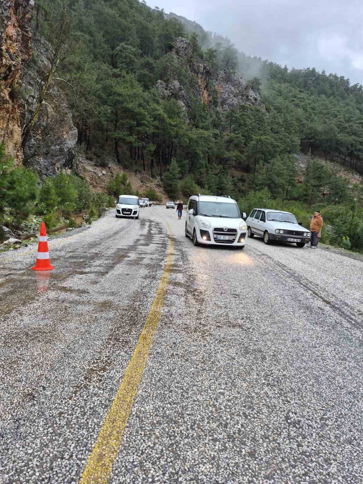 Namnam çayında su seviyesi yükseldi, yol çöktü
