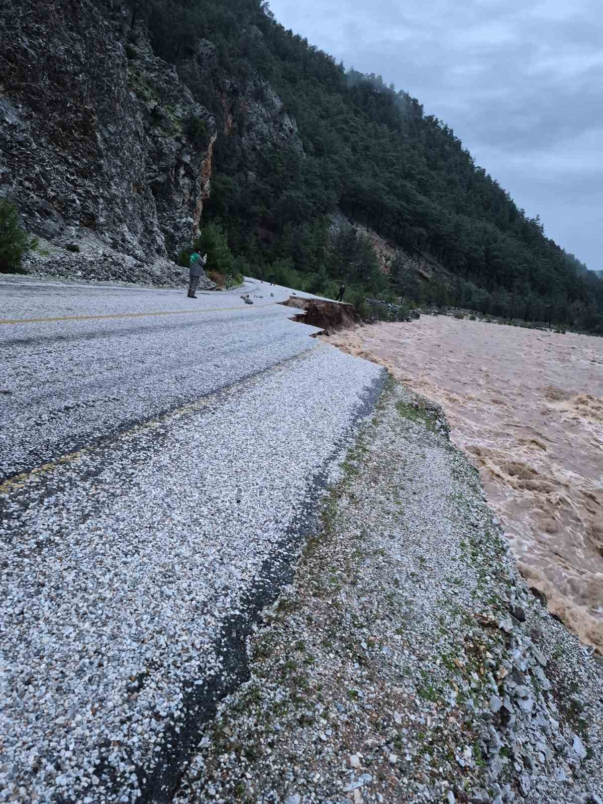 Namnam çayında su seviyesi yükseldi, yol çöktü

