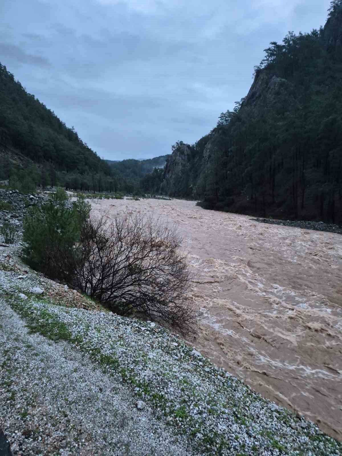 Namnam çayında su seviyesi yükseldi, yol çöktü

