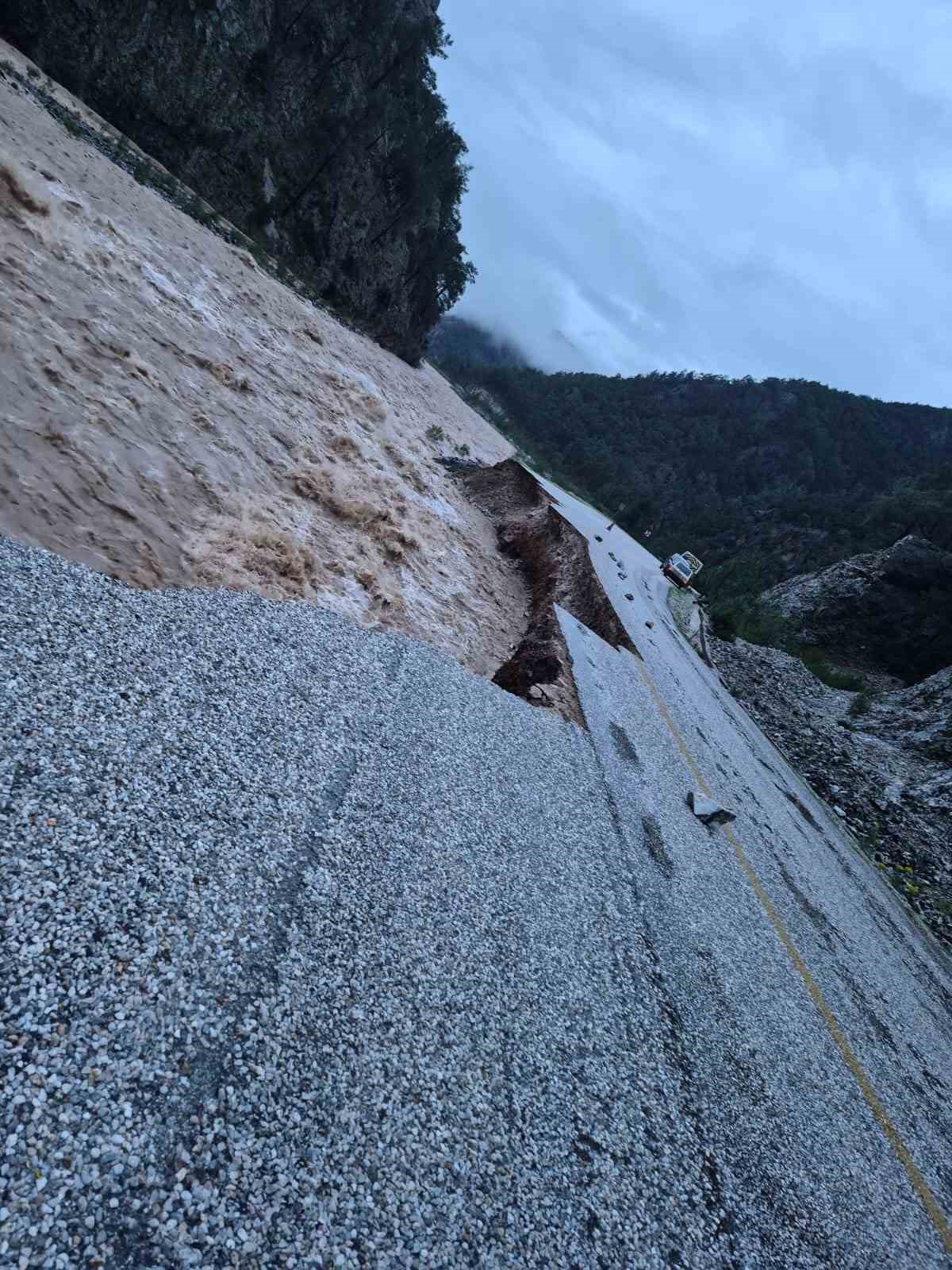 Namnam çayında su seviyesi yükseldi, yol çöktü
