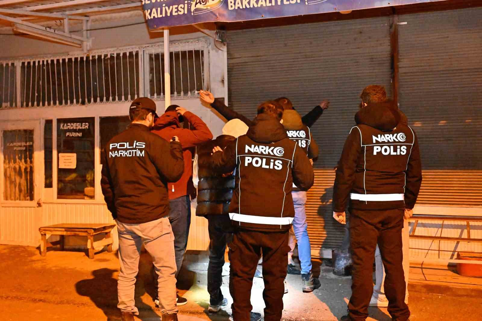 Narkotik ekiplerinden şok uygulama
