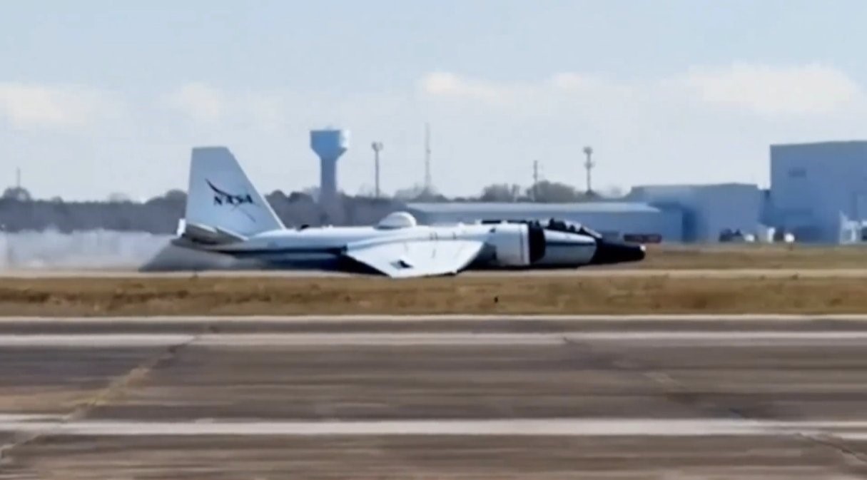 NASA’ya ait araştırma uçağı arıza nedeniyle gövde üzerine iniş yaptı
