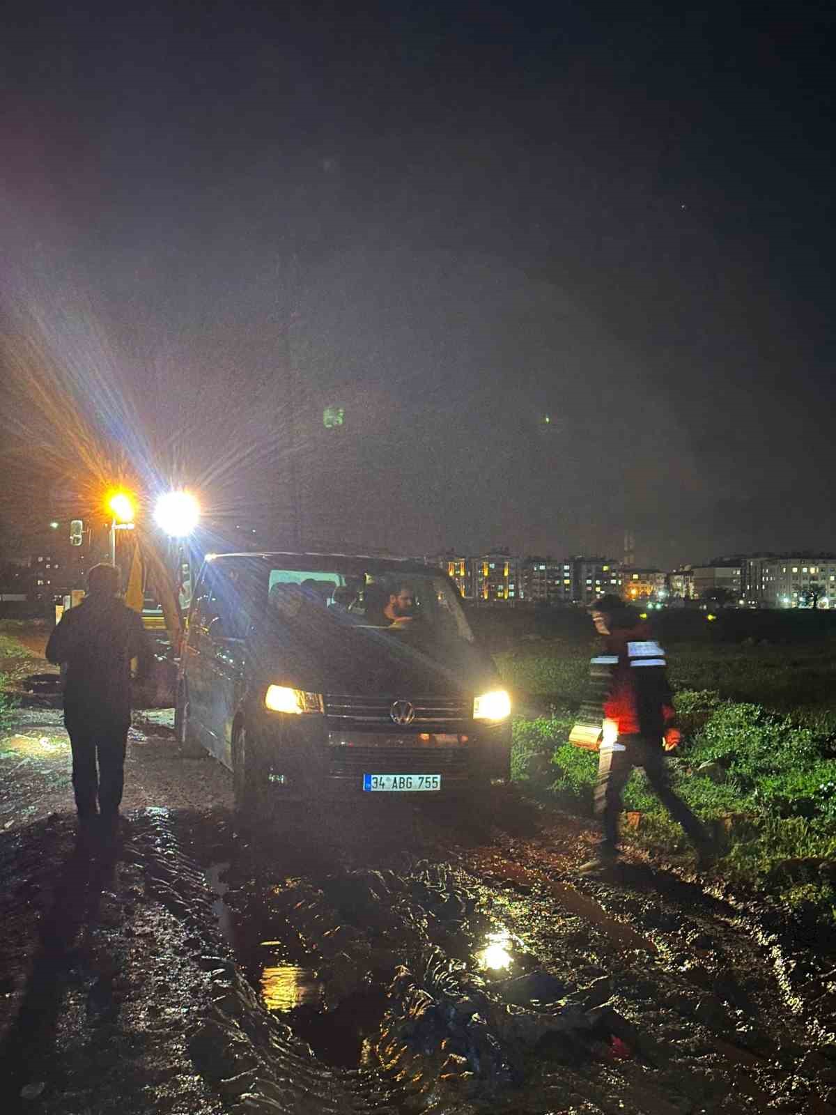 Navigasyon yardımıyla yolculuk yapan minibüsteki 10 kişi çamurlu yolda mahsur kaldı
