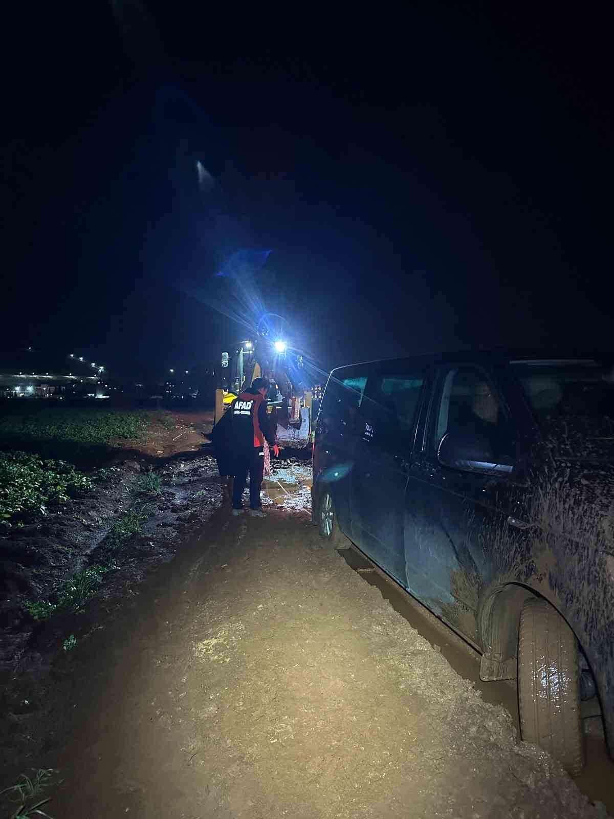 Navigasyon yardımıyla yolculuk yapan minibüsteki 10 kişi çamurlu yolda mahsur kaldı
