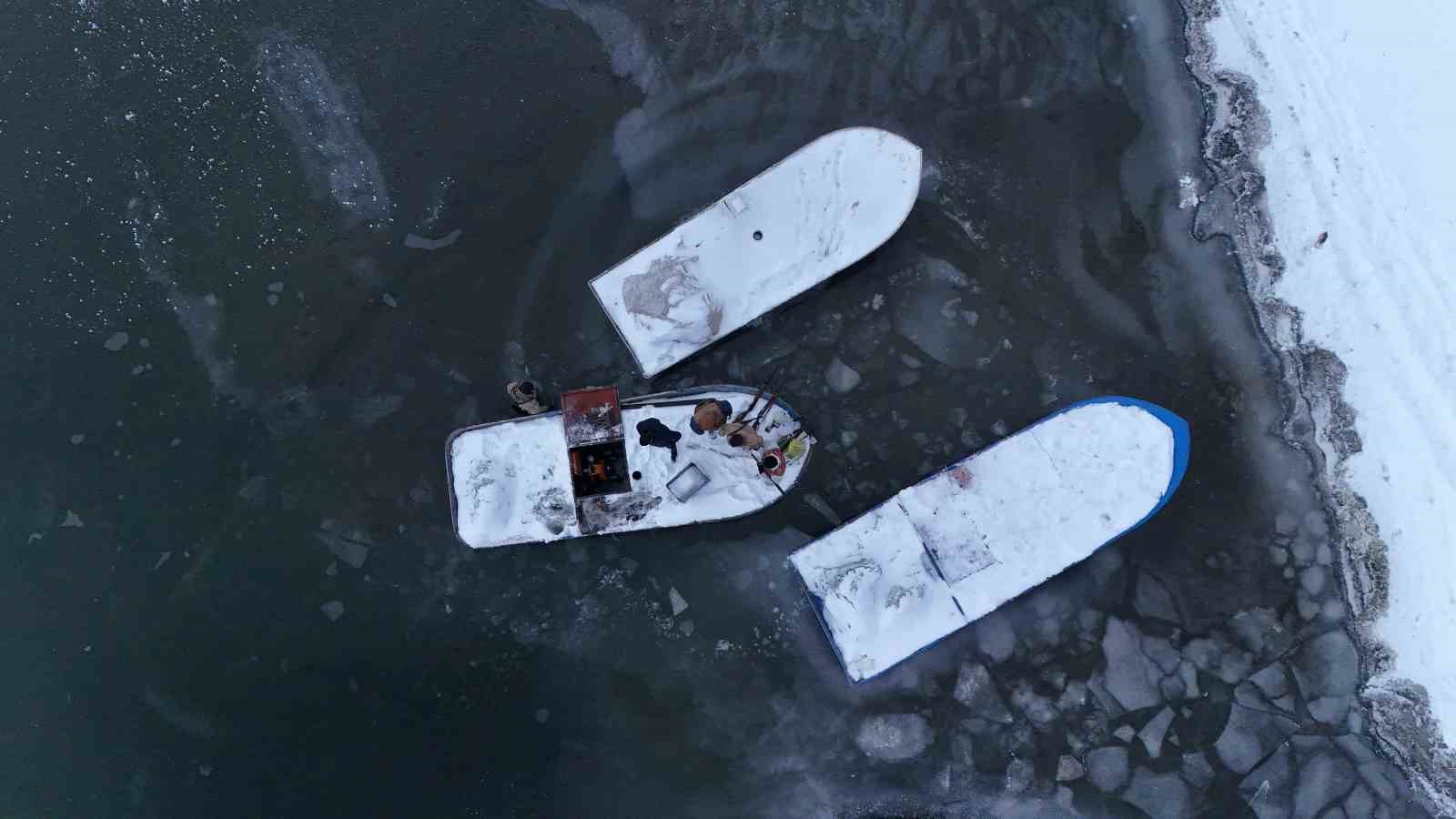 Nazik Gölü kısmen dondu, balıkçı tekneleri buzlar arasında kaldı
