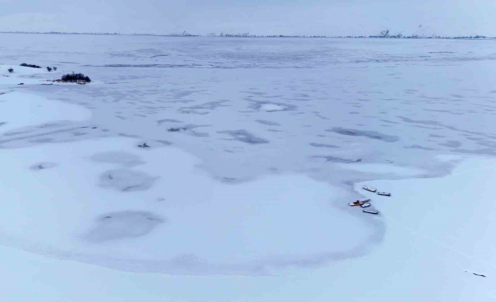 Nazik Gölü tamamen dondu
