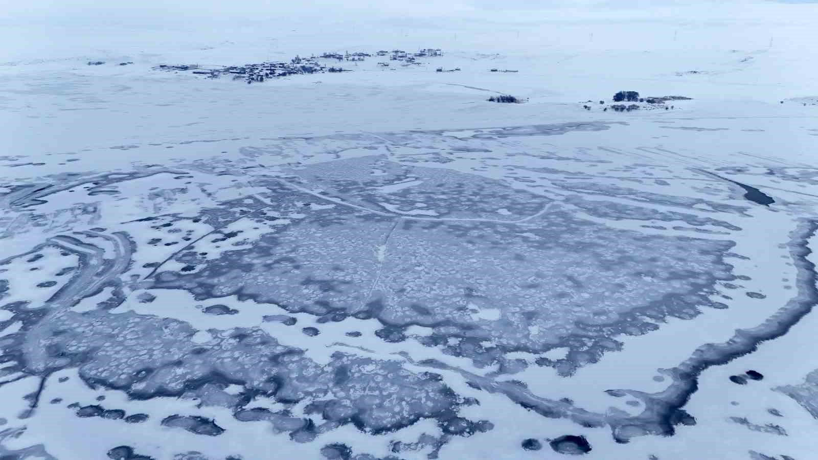 Nazik Gölü tamamen dondu
