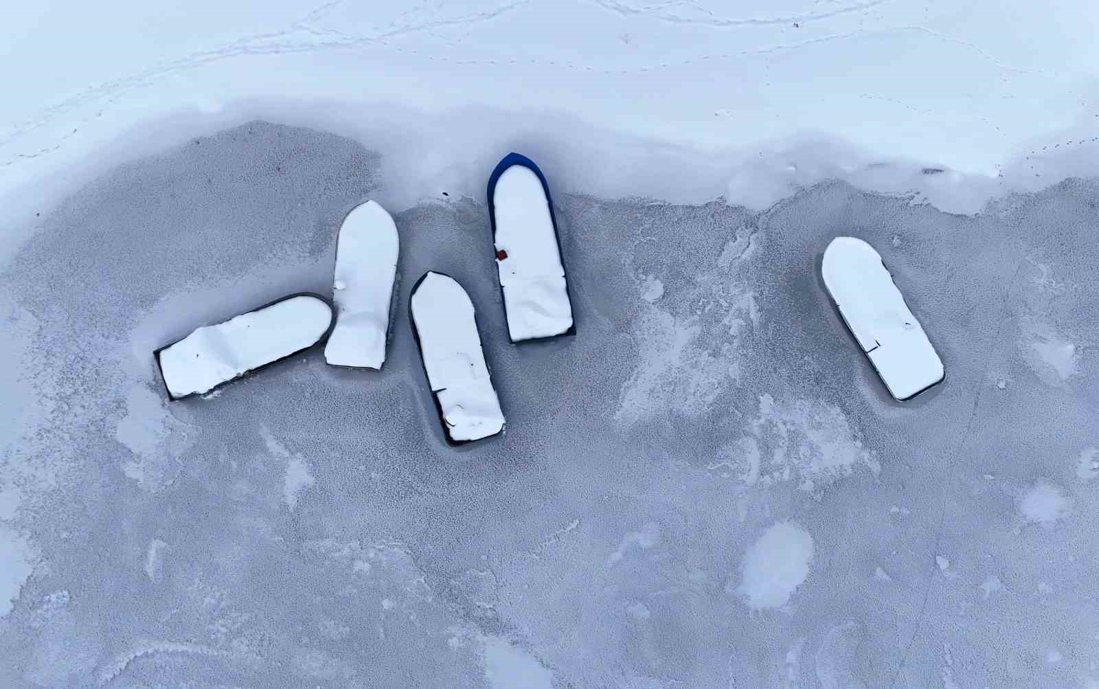 Nazik Gölü tamamen dondu
