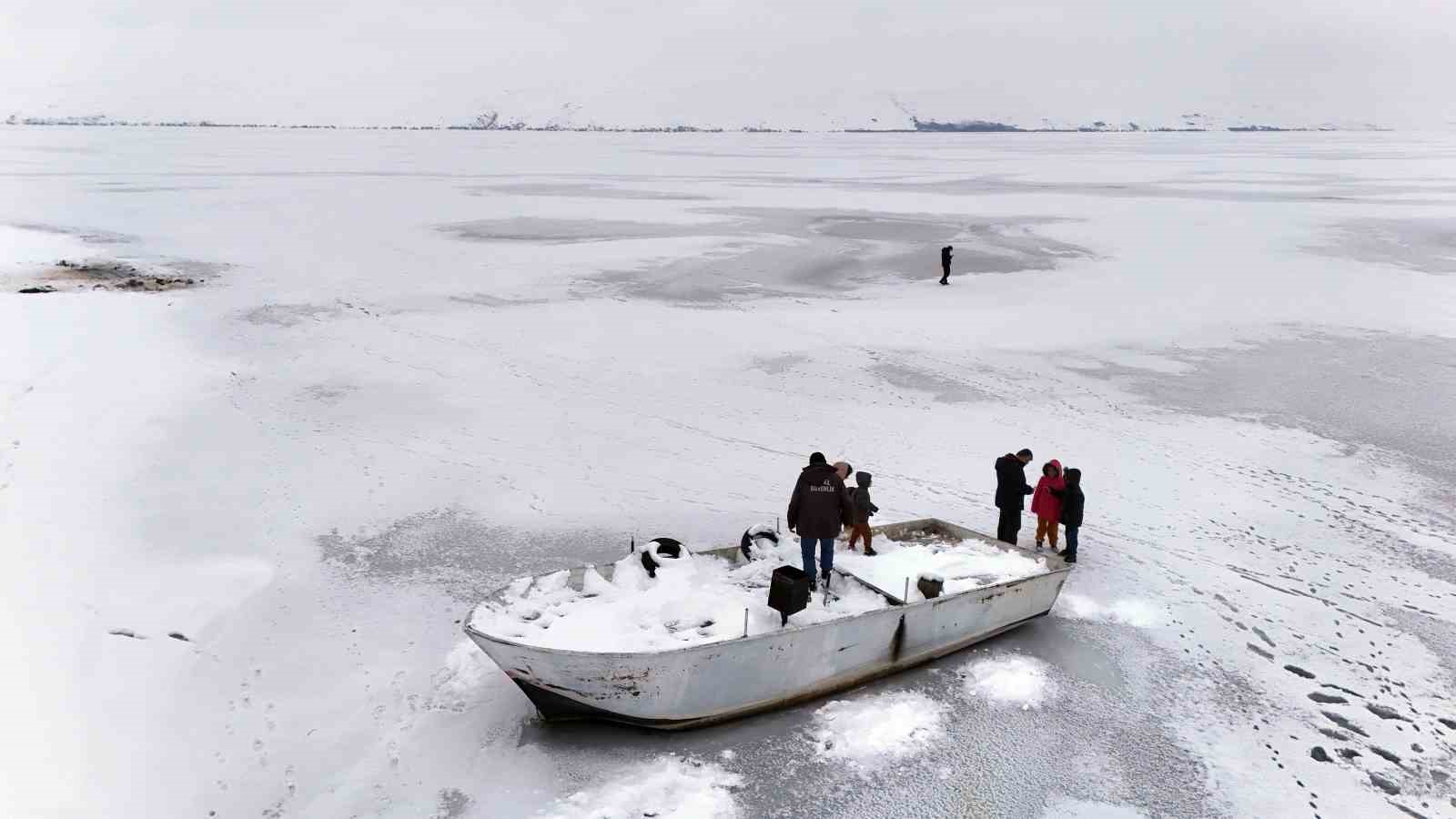 Nazik Gölü tamamen dondu
